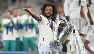 Marcelo. Bek kiri Brasil berusia 34 tahun ini telah memperkuat Real Madrid hampir 15 tahun usai didatangkan dari Fluminense pada tengah musim 2006/2007 dengan nilai transfer 6,5 juta euro. Ia total telah menjalani 545 laga bersama Los Blancos di semua ajang kompetisi dengan torehan 38 gol dan 103 assist. Berbagai gelar bergengsi telah diraihnya, di antaranya 6 trofi La Liga dan 5 trofi Liga Champions. Empat klub dikabarkan bisa menjadi pelabuhan selanjutnya di musim depan dengan status bebas transfer, yaitu Arsenal, Juventus, Inter Miami atau Fluminense. (AP/Kirsty Wigglesworth)