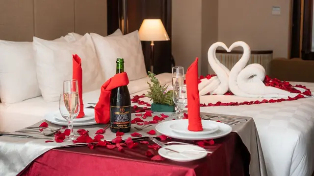 Sejumlah hotel dan restoran di kawasan Tangerang, berlomba menawarkan paket Hari Valentine. Salah satunya The Springs.