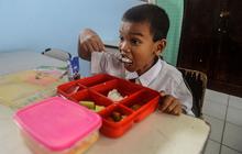 FOTO: Reaksi Murid SD Menikmati Makanan Bergizi Gratis Bersama Gibran