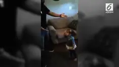 Melihat kakak "dipukul" oleh Ayahnya, adik membela kakaknya sambil memarahi sang Ayah.