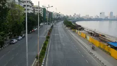 Jalan sepi di Marine Drive terlihat selama pembatasan yang diberlakukan oleh pemerintah negara bagian di tengah meningkatnya kasus corona Covid-19, di Mumbai, Kamis (15/4/2021). Kasus virus corona baru di India mencapai rekor tertinggi pada Rabu, 14 April. (Punit PARANJPE / AFP)