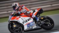 Pebalap Ducati, Andrea Dovizioso, mengukir waktu lap tercepat pada tes pramusim MotoGP 2017 di Sirkuit Losail Qatar, Jumat (11/3/2017) waktu setempat. (Bola.com/Twitter/MotoGP)