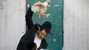 Pria Yahudi ultra-Ortodoks memegang ayam saat melakukan ritual Kaparot, di Bnei Brak, Israel, (9/10). Dalam ritual ini ayam putih disembelih sebagai syarat simbolis dari penebusan. (REUTERS/Baz Ratner)