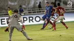 Pemain Islandia, Kristjan Fioki Finnbogason (biru) menggiring bola saat menghadapi Timnas Indonesia di Stadion Gelora Bung Karno (GBK), Senayan, Jakarta, Minggu (14/1). Islandia menekuk Timnas Indonesia dengan skor 1-4. (Liputan6.com/Faizal Fanani)
