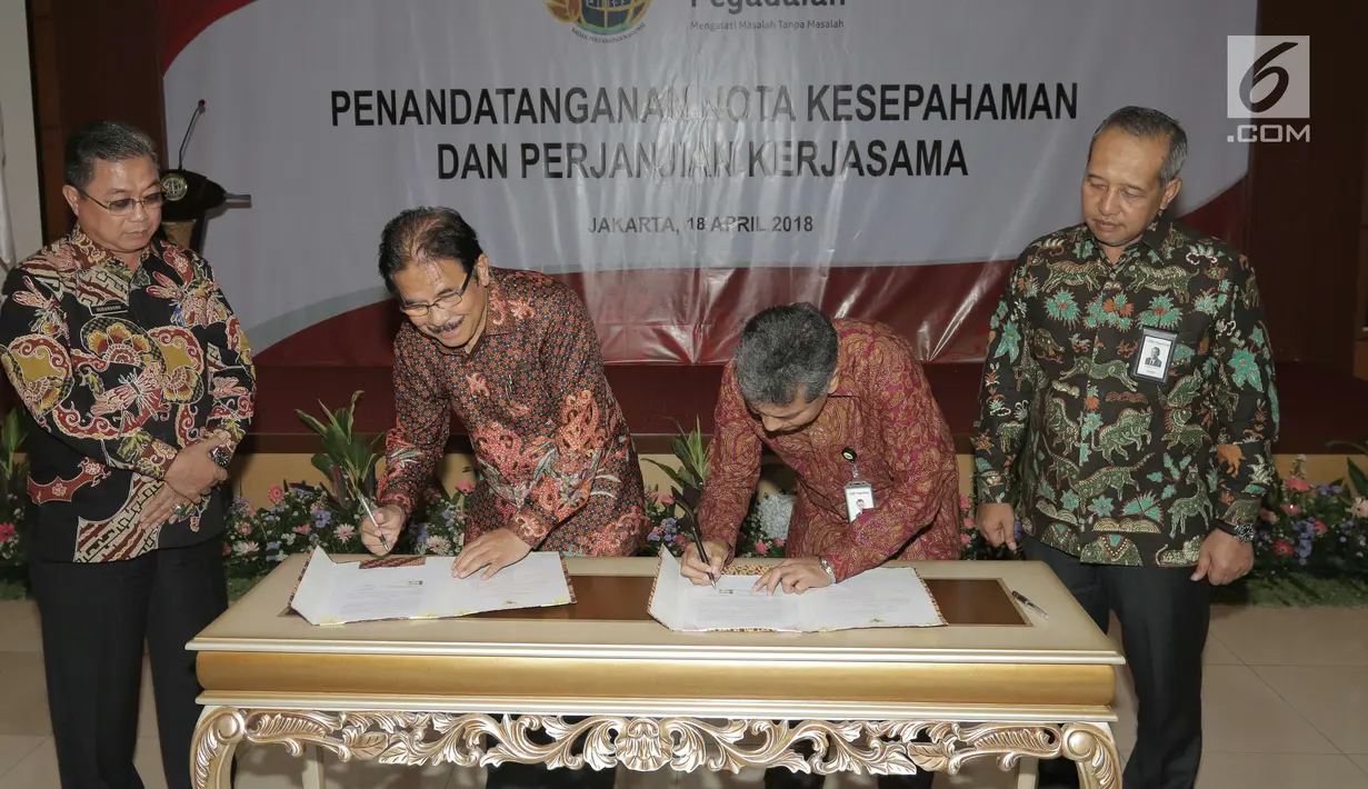 Menteri Agraria dan Tata Ruang/Badan Pertahanan Nasional (ATR/BPN) Sofyan A. Djalil (kedua kiri) bersama Direktur Utama PT Pegadaian (Persero) Sunarso (kedua kanan) menandatangani kerjasama di Jakarta, Rabu (18/4). (Liputan6.com/Angga Yuniar)