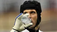 Chelsea&#039;s goalkeeper Petr Cech takes part in a training session at the Luzhniki stadium in Moscow on the eve of the Champions league final against Manchester United on May 20, 2008. AFP PHOTO/Franck Fife 