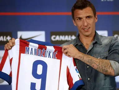 Mantan pemain depan Bayern Munich, Mario Mandzukic, resmi bergabung bersama klub Spanyol, Atletico Madrid, (24/7/2014). (REUTERS/Juan Medina)