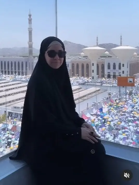 Risty Tagor tampil menawan dengan gamis dan hijab syar’i serba hitam saat merayakan Idul Adha dengan haji di Tanah Suci. [@ristytagor].