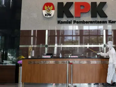 Petugas menyemprotkan cairan disinfektan di Gedung KPK, Jakarta, Selasa (22/9/2020). Penyemprotan dilakukan secara rutin untuk mengantisipasi serta menekan penyebaran virus COVID-19 menyusul temuan sedikitnya 21 kantor kementerian/lembaga yang menjadi klaster baru. (Liputan6.com/Helmi Fithriansyah)