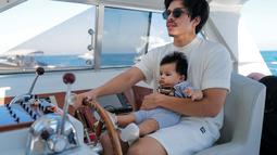 Atta Halilintar sudah mengajari putrinya, Ameena menyetir kapal laut. Ameena serius atau malah deg-degan? (Foto: Instagram/@attahalilintar)