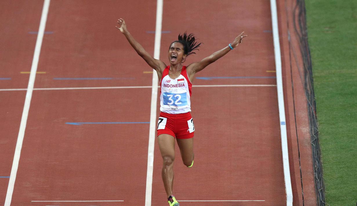 Ekspresi pelari putri Indonesia, Triyaningsih, setelah meraih emas nomor lari 5.000m SEA Games 2015. (Bola.com/Arief Bagus)