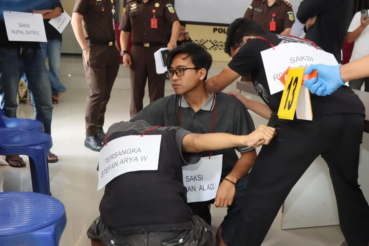 Rekonstruksi dengan memperagakan 22 adegan yang mengungkap kronologi pertengkaran hingga aksi penusukan dua pengunjung di arena biliar Pringsewu, Lampung.