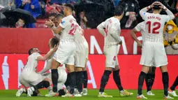 Para pemain Sevilla merayakan gol ke gawang Barcelona yang dicetak Papu Gomez pada laga Liga Spanyol 2021/2022 di Ramon Sanchez Pizjuan Stadium, Sevilla (21/12/2021). Dari total 197 laga di semua ajang, Barcelona tercatat kalah sebanyak 45 kali dari Sevilla dan menang dalam 113 laga. (AFP/Jose Jordan)