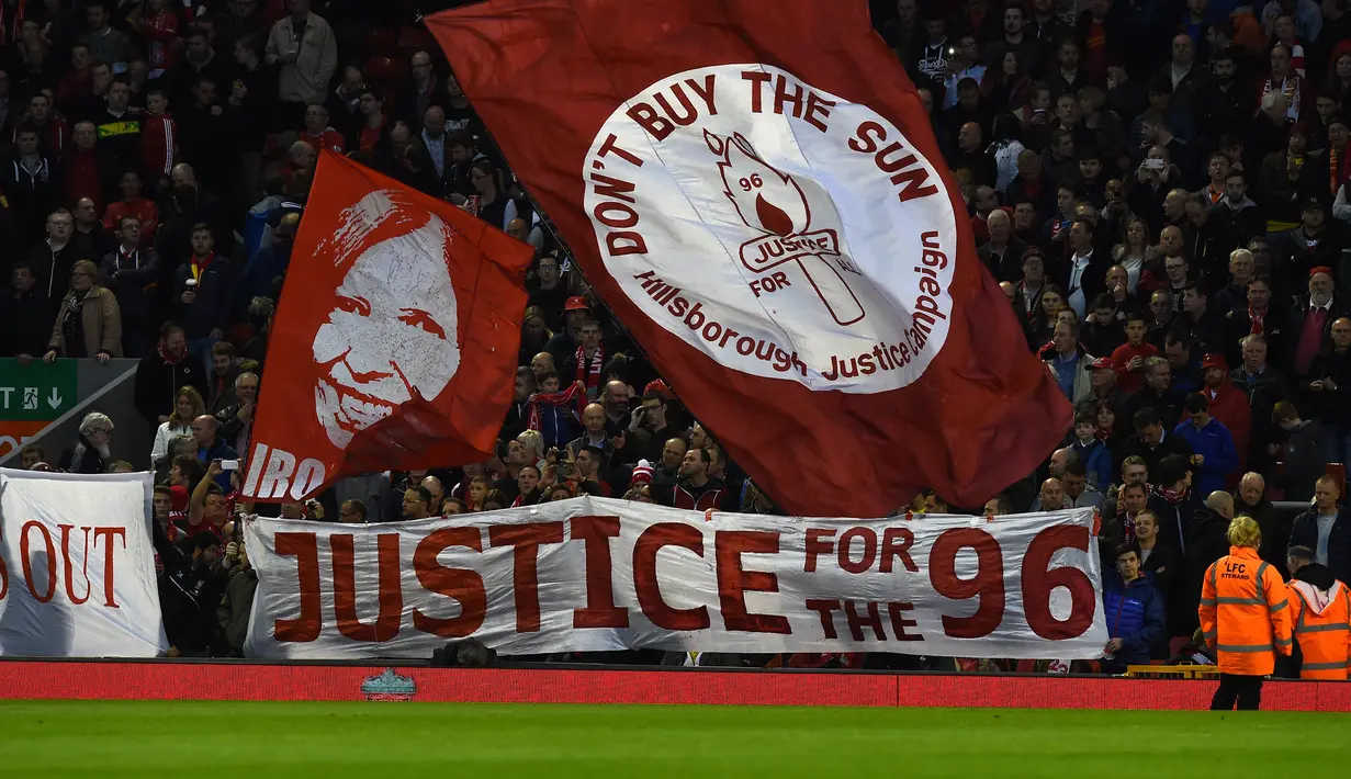 1. Tragedi Hillsborough (Inggris 1989) - Laga yang tak terlupakan bagi fans Liverpool dan Nottongham Forest. Pertandingan yang penting di laga semifinal FA Cup berimbas penuh sesaknya stadion Hillborough oleh fans fanatik kedua tim. (AFP/Paul Ellis)