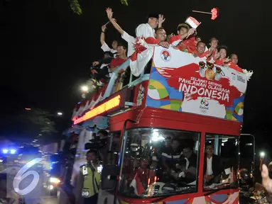 Tiba di Tanah Air, atlet Indonesia yang berjuang pada Olimpiade Rio 2016 langsung diarak menggunakan bus Bandros dari Bandara Soekarno-Hatta menuju gedung Kementerian Pemuda dan Olahraga, Jakarta, Selasa (23/8). (Liputan6.com/Yoppy Renato)