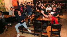 Pendukung Manchester United merayakan gol yang dicetak oleh Alejandro Garnacho ke gawang West Ham saat acara Roaring Night yang berlangsung di Fomo Bar, Melawai, Jakarta, Minggu (04/02/2024) malam WIB. (Bola.com/Bagaskara Lazuardi)