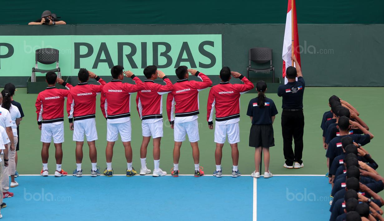 Para petenis Indonesia memberikan hormat saat lagu Indonesia Raya pada pembukaan Piala Davis 2018 grup dua Asia/Oceania di Senayan, Jakarta, Sabtu (3/2/2018). (Bola.com/Nick Hanoatubun)