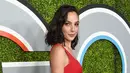 Aktris Gal Gadot berpose menggenakan gaun merah saat menghadiri perayaan GQ Man of the Year Awards 2017 di Chateau Marmont di Los Angeles, California (7/12). (Michael Kovac/Getty Images for GQ/AFP)