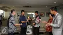 Raja Sapta Oktohari (kedua kiri) menyerahkan sarung tinju emas kepada Menpora Imam Nahrawi di Jakarta, Selasa (14/6/2016). Raja Sapta menemani Daud Yordan menemui Menpora usai merebut sabuk WBA Lightweight International. (Liputan6.com/Helmi Fithriansyah)