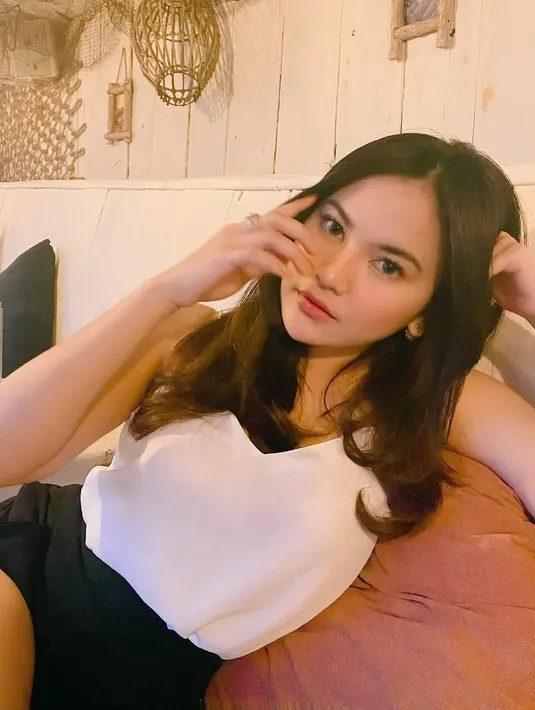 Perempuan yang akrab disapa Lini ini memulai kariernya di dunia hiburan Indonesia melalui Indonesian Idol musim ke-10. (Foto: instagram.com/mahaliniraharj)