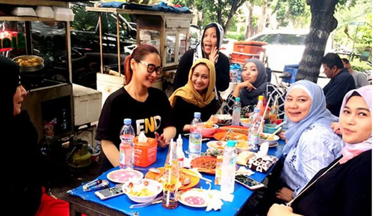 Meski hidup dengan banyak harta, bukan tidak membuatnya bergensi saat makan dipinggir jalan. Hal itu terlihat dalam foto bersama dengan teman-temannya yang sedang makan di pinggir jalan. (Instagram/inul.d)