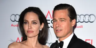Melansir Dailymail, tersiar kabar bahwa kekayaan yang dimiliki pasangan Angelina Jolie dan Brad Pitt mencapai angka US$400 juta atau setara Rp. 5,26 trilliun. Sedangkan data dari Forbez, kekayaan pasangan ini sekitar 7,215 triliun. (AFP/Bintang.com)