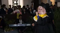 Salah satu mahasiswa difabel Universitas Brawijaya, Yohana Febrianti Hera berhasil menyelesaikan studi dan dilantik pada Wisuda Periode 8 tahun akademik 2017/2018.(FOTO: Humas UB)