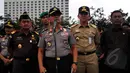 Aparat kepolisian mengungkap hasil operasi pemberantasan premanisme di Mapolda Metro Jaya, Jakarta, Selasa (3/2/2015). Kapolda Metro Jaya, Unggung Cahyono (depan) memberikan keterangan usai gelar operasi pemberantasan premanisme. (Liputan6.com/JohanTallo)
