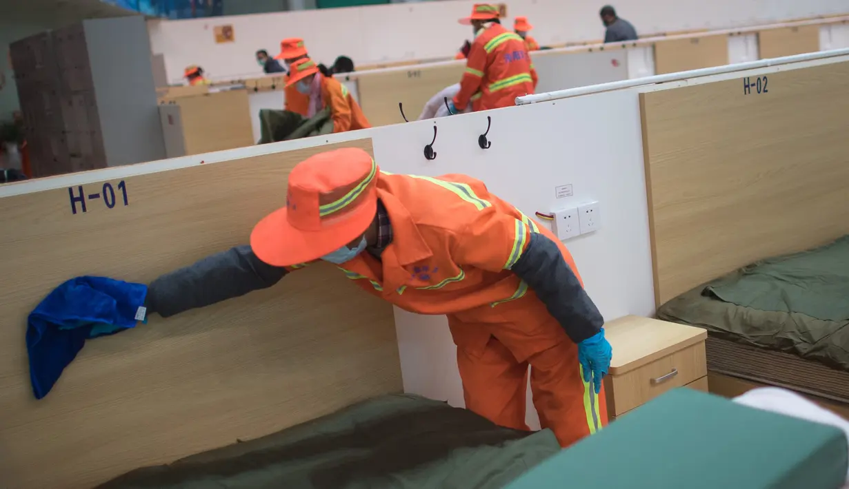 Pekerja melakukan pembersihan di rumah sakit sementara yang sebelumnya merupakan gedung olahraga Wuhan Sports Center di Wuhan, Provinsi Hubei, China (12/2/2020). Rumah sakit sementara yang memiliki total 1.100 ranjang tersebut siap menerima pasien coronavirus baru. (Xinhua/Xiao Yijiu)