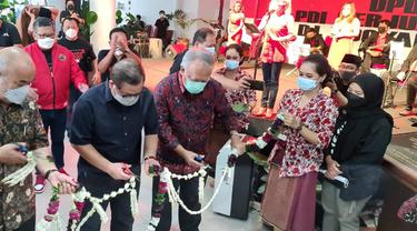Seskab Pramono Anung membuka pameran lukisan yang digelar PDIP dalam rangka bulan Bung Karno