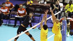 Pemain Timnas bola voli putra Indonesia, Doni Haryono melepaskan spike yang berusaha diblok dua pemain Kazakhstan pada laga babak 12 Besar kejuaraan bola voli AVC Challenge Cup 2023 for Men di Taipei Gymnasium, Chinese Taipei, Rabu (12/7/2023). Indonesia menang 3-0 (30-28, 25-21, 25-15) atas Kazakhstan dan lolos ke babak 6 besar. (avcvolley)