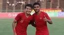 Pemain Timnas Indonesia U-22, Witan Sulaeman, merayakan kemenangan bersama Asnawi Mangkualam pada laga Piala AFF U-22 2019 di Olympic Stadium, Phnom Penh, Kamboja, Minggu (24/2/2019). Indonesia menang 1-0 atas Vietnam. (Bola.com/Zulfirdaus Harahap)