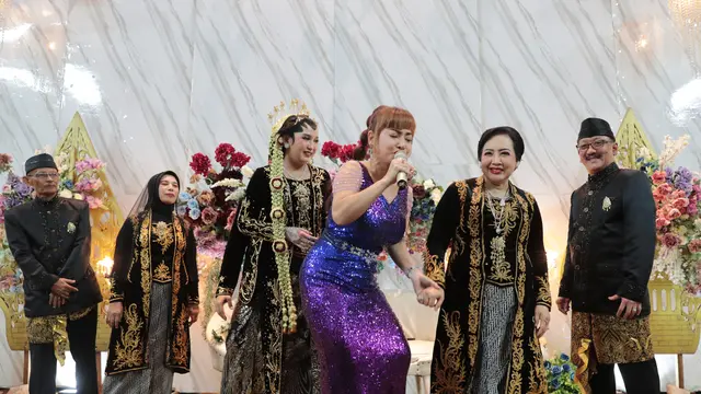 Irma Darmawangsa menghadiri dan menghibur pernikahan Albert Rizal S.Kom, dengan Retno Wulandari.