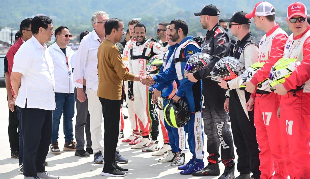 <p>Presiden Joko Widodo atau Jokowi (tengah) menyalami para pebalap pada ajang balap perahu F1H2O/Powerboat di Pelabuhan Muliaraja Napitupulu Balige, Kabupaten Toba, Provinsi Sumatra Utara, Minggu (26/2/2023). "Ya saya bicara apa adanya ya, ini sebuah event yang sangat seru dan saya juga baru pertama kali melihat F1 Powerboat ini," ujar Jokowi dalam keterangannya kepada awak media usai acara. (Foto: Muchlis Jr - Biro Pers Sekretariat Presiden)</p>