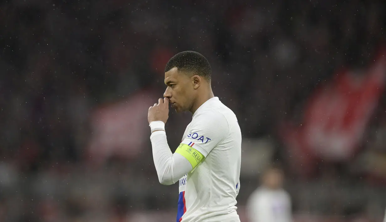 Pemain Paris Saint Germain, Kylian Mbappe, tampak kecewa setelah ditaklukkan Bayern Munchen pada leg kedua babak 16 besar Liga Champions 2022/2023 di Allianz Arena, Kamis (9/3/2023). (AP Photo/Andreas Schaad)