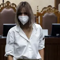 Selebritas Nia Ramadhani usai menjalani sidang lanjutan kasus dugaan penyalahgunaan narkoba di Pengadilan Negeri Jakarta Pusat, Kamis (9/12/2021). Sidang lanjutan tersebut mendengar keterangan saksi ahli. (Liputan6.com/Helmi Fithriansyah)