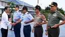 Presiden Joko Widodo bersiap menaiki pesawat kepresidenan di Lanud Halim Perdanakusuma, Jakarta, Minggu (21/1). Jokowi bertolak ke Provinsi Lampung antara lain dalam rangka peresmian salah satu ruas Jalan Tol Trans Sumatera. (Foto: Biro Pers Setpres)