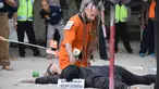 WN Inggris, David James Taylor berkelahi dengan pemeran korban Aipda Wayan Sudarsa saat rekonstruksi pembunuhan polisi di Pantai Kuta, Bali, Rabu (31/8). David dan Sara Connor memperagakan 68 adegan rokonstruksi di tiga lokasi. (AAP/Lauren Farrow/REUTERS)