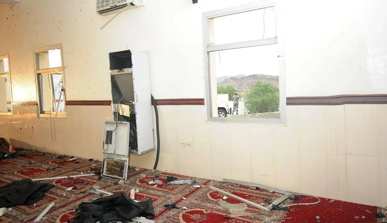 Petugas militer Arab Saudi berjaga diluar masjid usai terjadinya bom bunuh diri di Abha, Kamis (6/8/2015). Bom meledak disaat sejumlah umat Islam sedang khusyuk berdoa dan beribadah. (REUTERS/Saudi Press Agency/Handout)