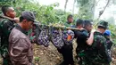 Tim gabungan Basarnas, TNI, dan warga lokal mengevakuasi jenazah korban pesawat Aviastar di Dusun Gamaru, Desa Ulu Salu, Kecamatan Latimojong, Kabupaten Luwu, Sulsel, Senin (5/19). 10 korban pesawat Aviastar dan kotak hitam berhasil dievakuasi. (AFP/STR)