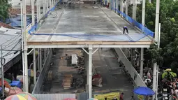 Pemandangan proyek pembangunan Skybridge Tanah Abang, Jakarta, Minggu (14/10). Skybridge Tanah Abang  memiliki panjang 386 meter dengan lebar 12,6 meter. (Merdeka.com/Iqbal Nugroho)