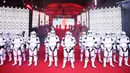 Pasukan Stormtroopers berpose di atas karpet merah selama Premiere Star Wars Eropa: Jedi Terakhir di Royal Albert Hall di London, Inggris (12/12). (AFP Photo/Daniel Leal-Olivas)