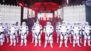 Pasukan Stormtroopers berpose di atas karpet merah selama Premiere Star Wars Eropa: Jedi Terakhir di Royal Albert Hall di London, Inggris (12/12). (AFP Photo/Daniel Leal-Olivas)