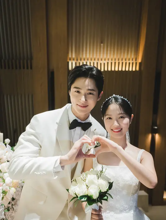 Lovely Runner memiliki akhir cerita yang bahagia. Sun Jae dan Im Sol bersatu dalam pernikahan. (Foto: Instagram/ tvn_drama)