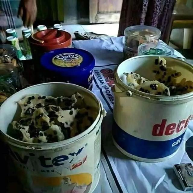 6 Potret Ember Dijadikan Wadah Makanan Ini Nyeleneh, Bikin Tepuk Jidat