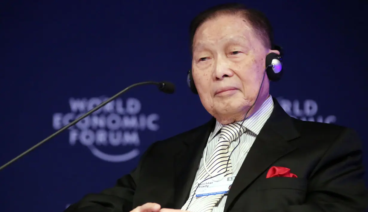 CEO Lippo Group, Mochtar Riady menjadi orang terkaya selanjutnya, kekayaannya mencapai 32,5 triliun rupiah. Lippo Group membawahi berbagai bidang usaha, antara lain di perbankan, properti, dan rumah sakit. (assets.bwbx.io)