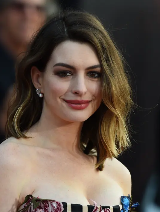 Anne Hathaway tampil sangat beda dengan rambut sebahu dan berwarna ombre yang nampak natural. (AFP/Bintang.com)