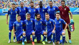 Para anggota Timnas Italia (Baris belakang kiri ke kanan) Bek Italia Mattia De Sciglio, Bek Italia Giorgio Chiellini, Bek Italia Andrea Barzagli, Penyerang Italia Mario Balotelli, Bek Italia Leonardo Bonucci dan Kiper sekaligus Kapten Italia Gianluigi Buffon (Baris depan kiri ke kanan) Gelandang Italia Marco Verratti, Gelandang Italia Claudio Marchisio, Gelandang Italia Andrea Pirlo, Penyerang Italia Ciro Immobile dan Bek Italia Matteo Darmian berpose untuk foto tim sebelum pertandingan Grup D antara Italia dan Uruguay di Dunas Arena di Natal selama Piala Dunia FIFA 2014 pada 24 Juni 2014. (FOTO AFP/GIUSEPPE CACACE)