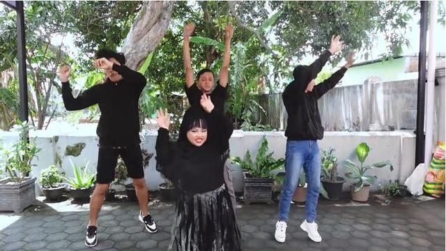 6 Potret Kocak Penampilan Kekeyi saat Cover Musik Video LALISA, Banjir Pujian