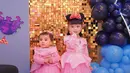Ameena dan Azzura Atta tampil bak princess dengan dress tulle sequin berwarna pink. Keduanya bahkan lengkapi penampilan dengan bando Minnie Mouse dan bando pink [@attahalilintar]